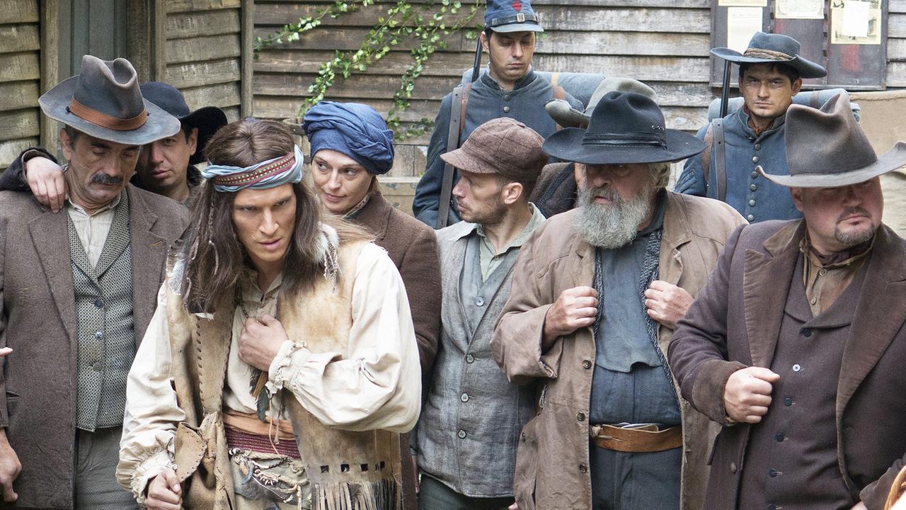 Gekleidet als Indianer, wird Herman Lehmann (alias Montechema) von den Bewohnern Loyal Valleys mit Misstrauen und Neugier empfangen (Spielszene).