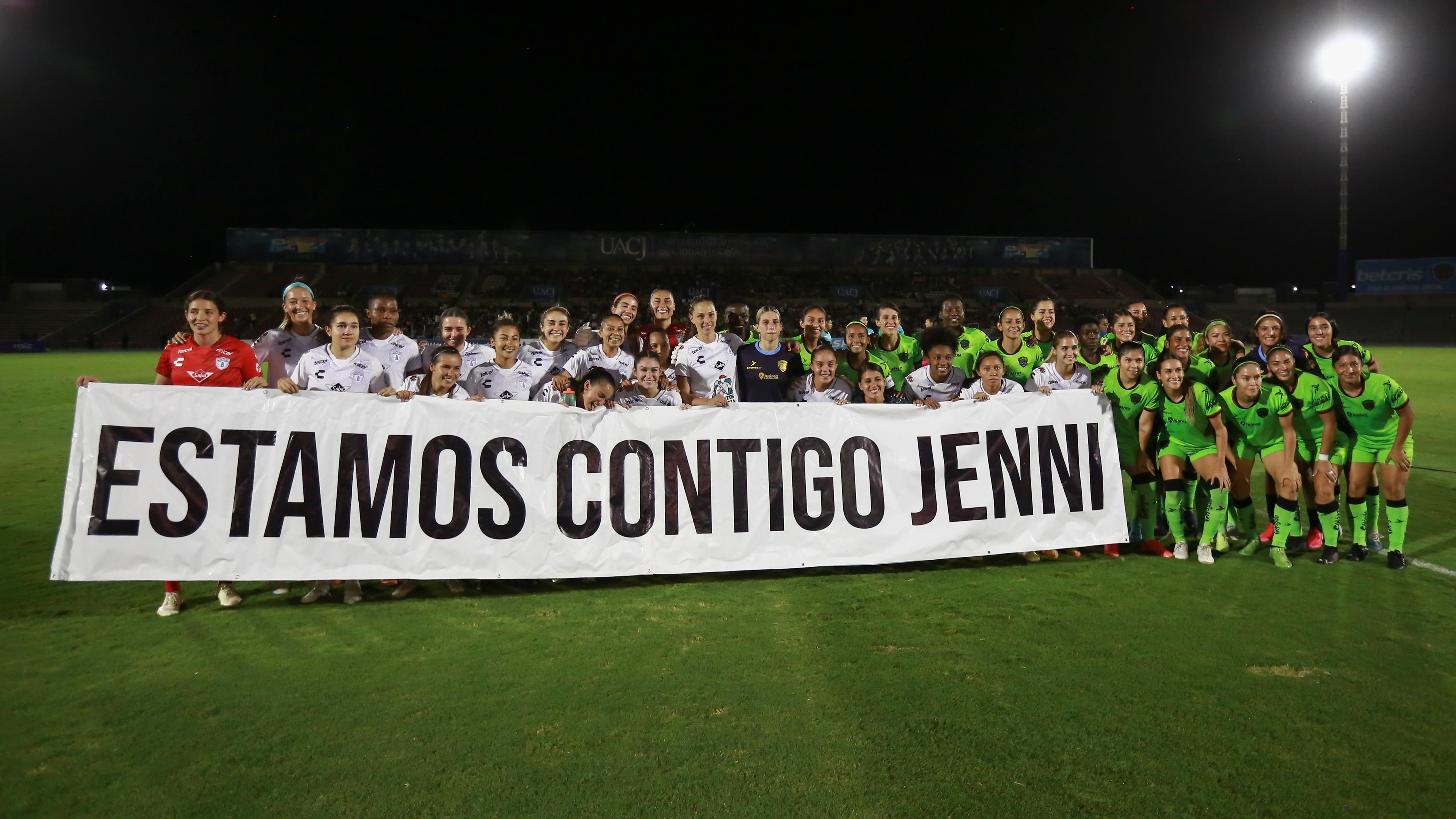 Spielerinnen des Frauenfußballvereins Pachuca halten vor Beginn eines Spiels ein Transparent mit der spanischen Aufschrift «Wir sind mit dir Jenni» hoch.