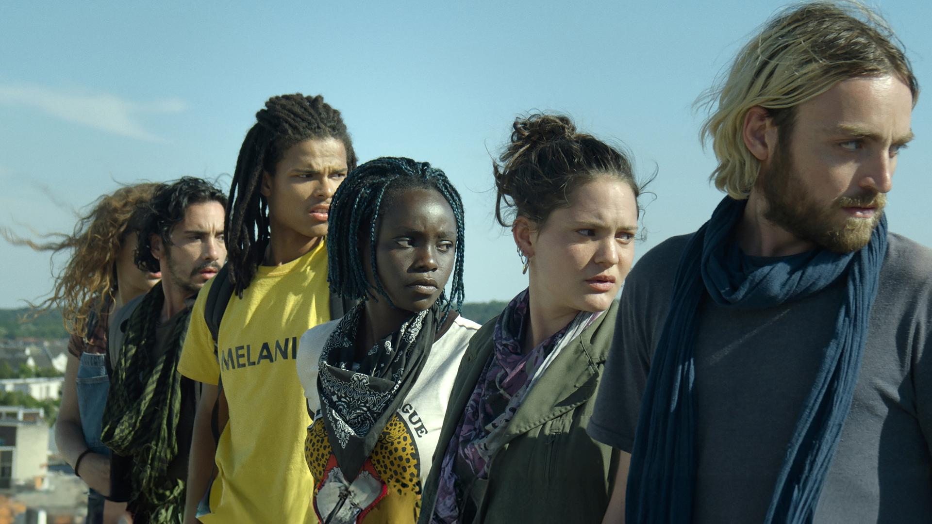 Julien (Rachid Yous), Arthur (Sylvain Le Gall), Adja (Tracy Gotoas), Océane (Clémence Boisnard) und Antonio (Jules Pellissier) "Horizont": Julien (Rachid Yous), Arthur (Sylvain Le Gall), Adja (Tracy Gotoas), Océane (Clémence Boisnard) und Antonio (Jules Pellissier) stehen nebeneinander und schauen zur Seite