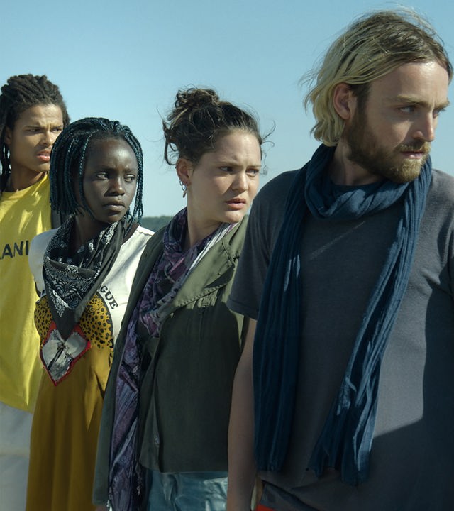 Julien (Rachid Yous), Arthur (Sylvain Le Gall), Adja (Tracy Gotoas), Océane (Clémence Boisnard) und Antonio (Jules Pellissier) "Horizont": Julien (Rachid Yous), Arthur (Sylvain Le Gall), Adja (Tracy Gotoas), Océane (Clémence Boisnard) und Antonio (Jules Pellissier) stehen nebeneinander und schauen zur Seite
