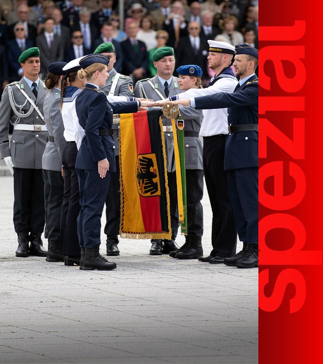 Rekrutinnen und Rekruten der Bundeswehr legen beim feierlichen Appell ihr Gelöbnis auf dem Paradeplatz des Bundesministeriums der Verteidigung in Berlin ab, am 20.07.2019.
