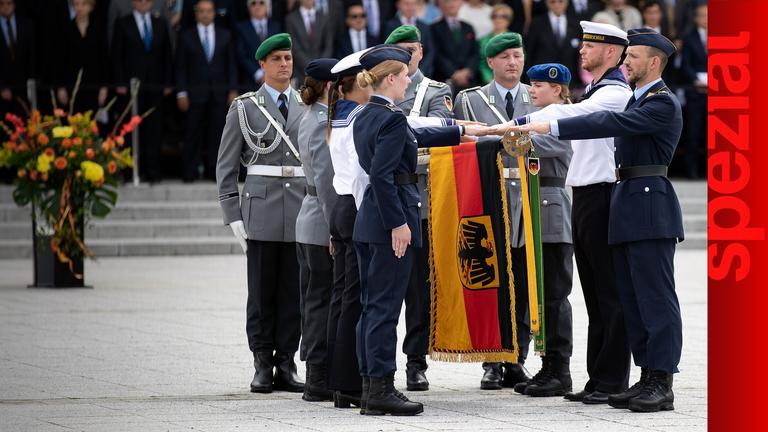 Rekrutinnen und Rekruten der Bundeswehr legen beim feierlichen Appell ihr Gelöbnis auf dem Paradeplatz des Bundesministeriums der Verteidigung in Berlin ab, am 20.07.2019.