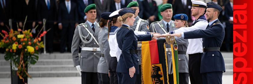 Rekrutinnen und Rekruten der Bundeswehr legen beim feierlichen Appell ihr Gelöbnis auf dem Paradeplatz des Bundesministeriums der Verteidigung in Berlin ab, am 20.07.2019.