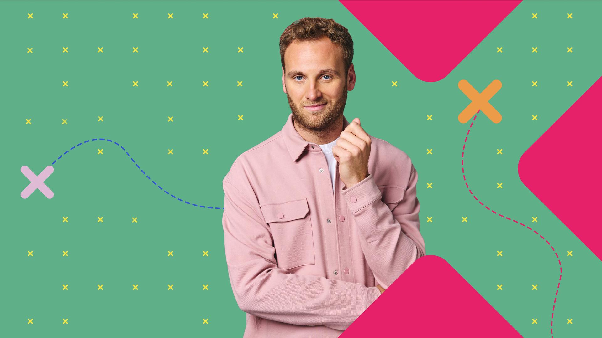 Der Moderator Leon Windscheid schaut interessiert und aufmerksam die betrachtende Person an. Im Hintergrund ist eine bunte und verspielte Grafik zu sehen. Sie bestehend aus vielen kleinen gelben X und zwei großen X in rosa und orange vor grünem Grund.