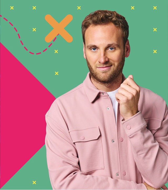 Der Moderator Leon Windscheid schaut interessiert und aufmerksam die betrachtende Person an. Im Hintergrund ist eine bunte und verspielte Grafik zu sehen. Sie bestehend aus vielen kleinen gelben X und zwei großen X in rosa und orange vor grünem Grund.