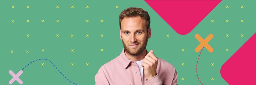 Der Moderator Leon Windscheid schaut interessiert und aufmerksam die betrachtende Person an. Im Hintergrund ist eine bunte und verspielte Grafik zu sehen. Sie bestehend aus vielen kleinen gelben X und zwei großen X in rosa und orange vor grünem Grund.