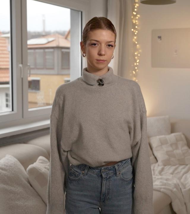 "37°Leben: Gefangen im Kopf: Leben mit Zwangsstörung": Phoebe steht in ihrem Wohnzimmer und blickt in die Kamera.