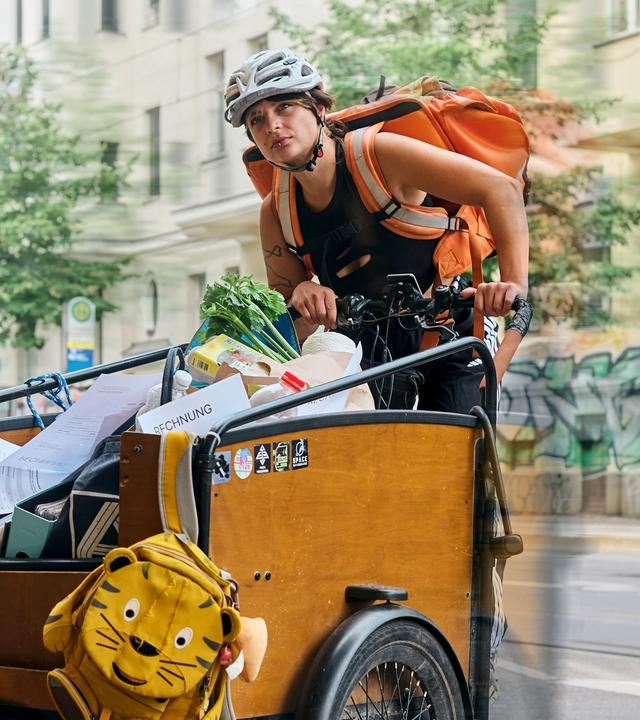 Luisa auf Lastenfahrrad
