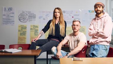 Sarah (l.), Kay (M.) und Marvin (r.) versuchen, am Bildungszentrum Herrmann Hesse in Frankfurt am Main, einen Schulabschluss zu machen