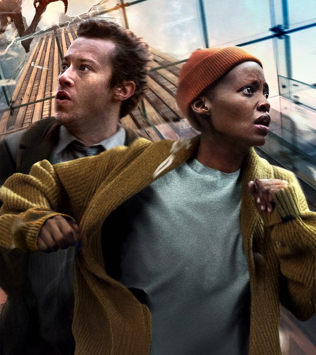 "A Quiet Place: Tag Eins": Plakatmotiv, Montage: Eric (Joseph Quinn) und Samira (Lupita Nyong'o) rennen in Nahaufnahme unterschiedliche Richtungen im Inneren eines komplett verglasten Hochhauses. Durch das Dach springen, aus der Froschperspektive, fremdartige Kreaturen, die als Silhouetten abgebildet sind. Im Dach spiegeln sich weitere Hochhäuser und eine große Explosion.
