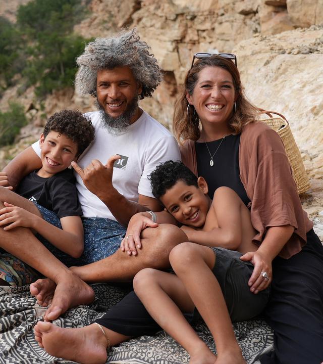 "Auswandern Auswandern - Neuanfang Marokko": Aziz und Janina Maurus sitzen mit ihren zwei Söhnen auf einem Felsen und halten sich in den Armen.