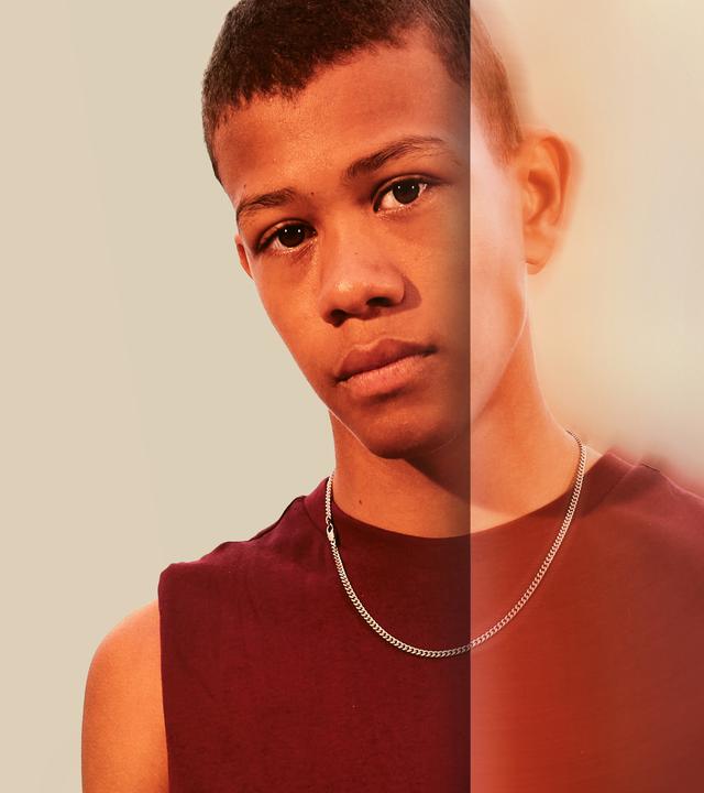 Benjamin, ein farbiger Teenager, schaut nachdenklich den Zuschauer an.