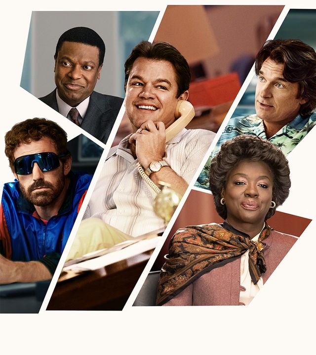  Collage von puzzleteilartigen Fotos von Phil Knight (Ben Affleck, mit blauer Sonnenbrille), Howard White (Chris Tucker), Sonny Vaccaro (Matt Damon, lachend mit Telefonhörer am Ohr), Deloris Jordan (Viola Davis) und Rob Strasser (Jason Bateman) auf einem hellen, cremefarbenen Hintergrund