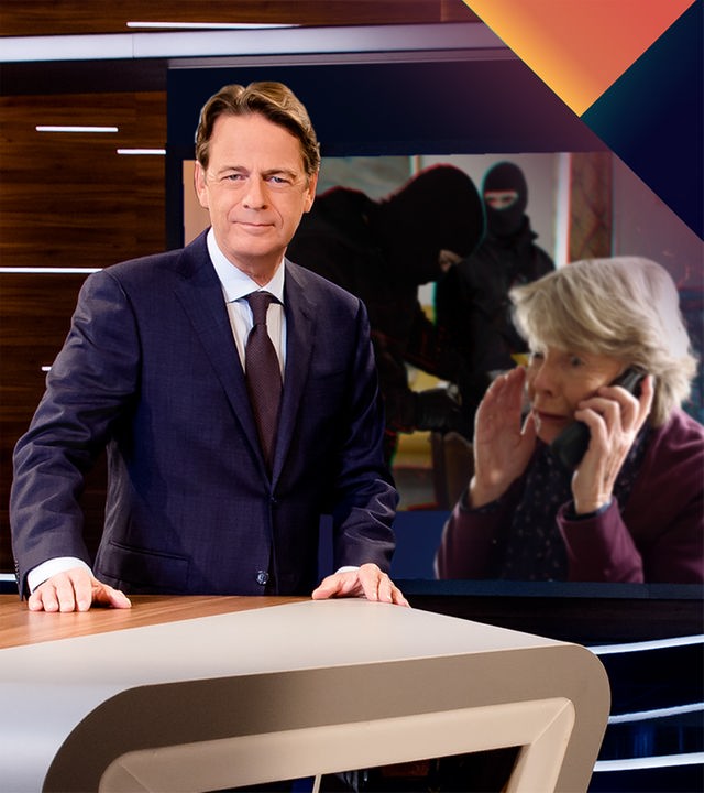 "Aktenzeichen XY... Ungelöst vom 18. März 2026":Rudi Cerne steht im Studio, im Hintergrund ein Bildschirm, auf dem ein Fall der Sendung abgebildet ist.