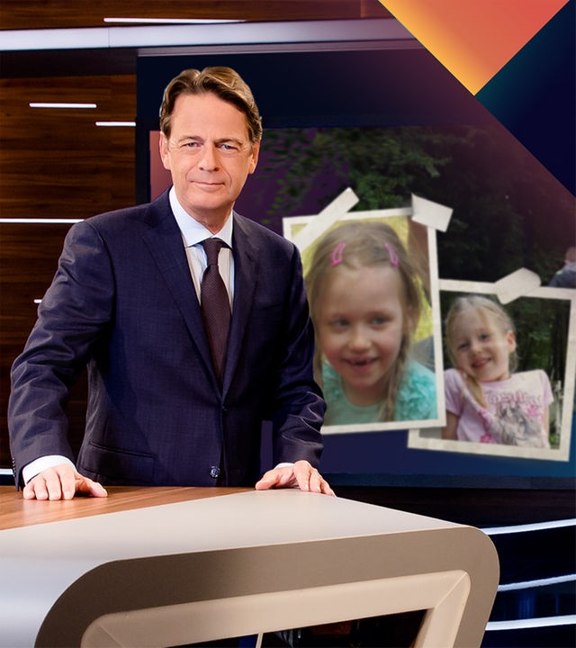 "Aktenzeichen XY... Ungelöst vom 29. Juli 2026": Rudi Cerne steht im Studio, im Hintergrund ein Bildschirm, auf dem ein Fall der Sendung abgebildet ist.