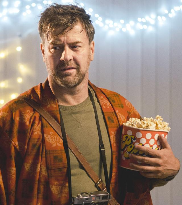 An einem weihnachtlich gedeckten Esstisch sitzt Moritz Aschbach (Marcus Mittermeier). Hinter ihm stehen Maria Koslowski (Anna Loos), Kurt (Simon Schwarz), Emily (Jana Münster) und Felix (Leo Bilicky). Sie blicken in die Kamera.