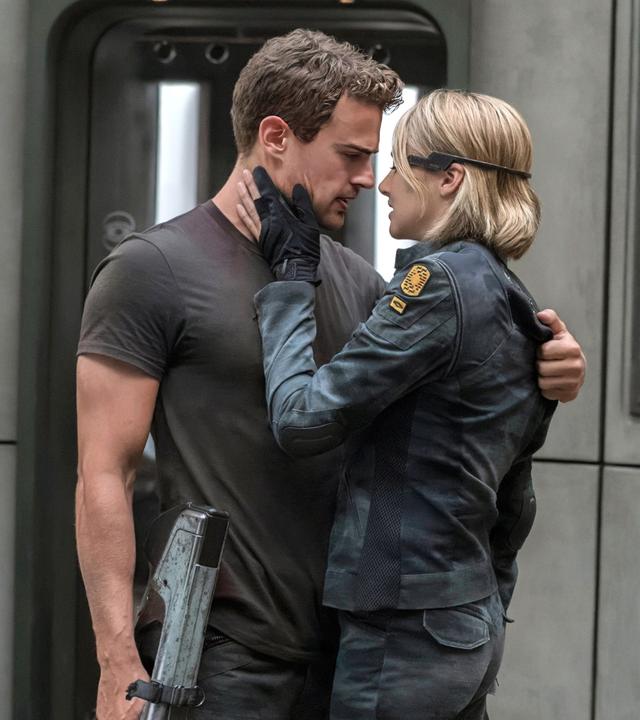 Beatrice Prior und Tobias Eaton stehen in einer Zelle, ihre Gesichter sind sich sehr nah, sie hat ihre Hand auf seiner Wange.