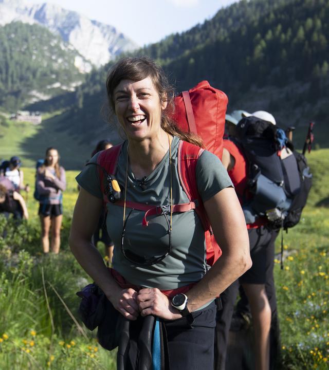 Bergwanderführerin Christina Döderer lachend am Funtensee am zweiten Tag der alpinen Wanderung.