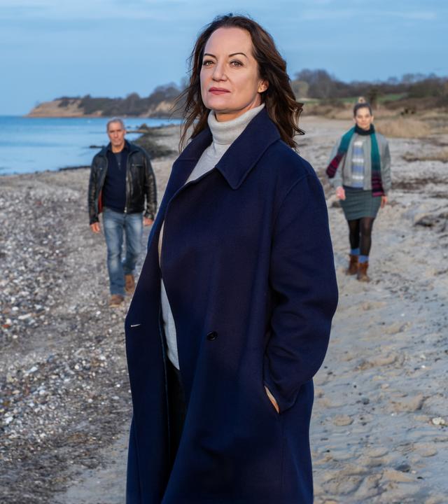Jana Winter (Natalia Wörner) steht am Strand und schaut in die Ferne.