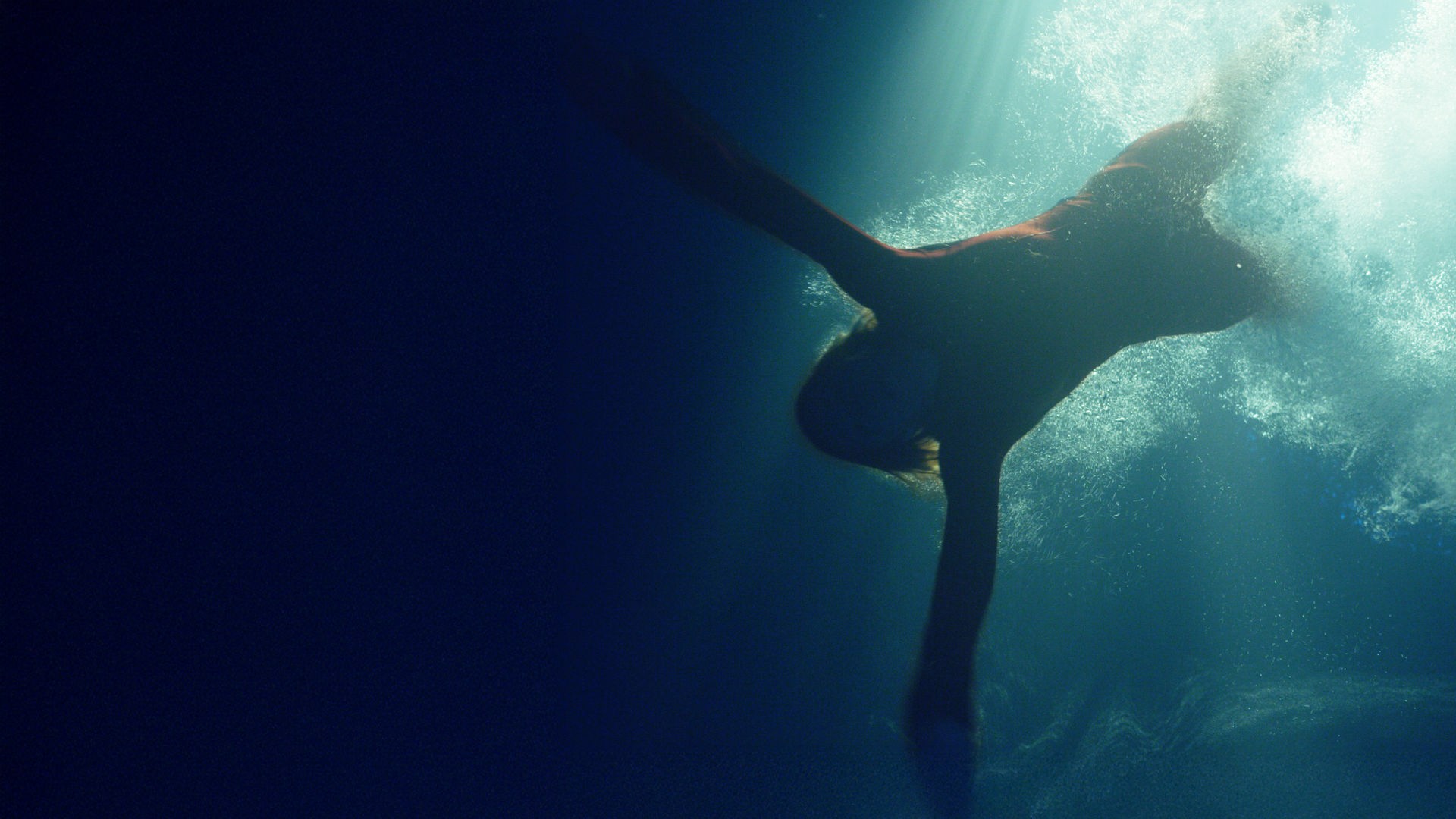"Angriff aus der Tiefe": Siobhán (Hermione Corfield) schwimmt im Meer nach unten.