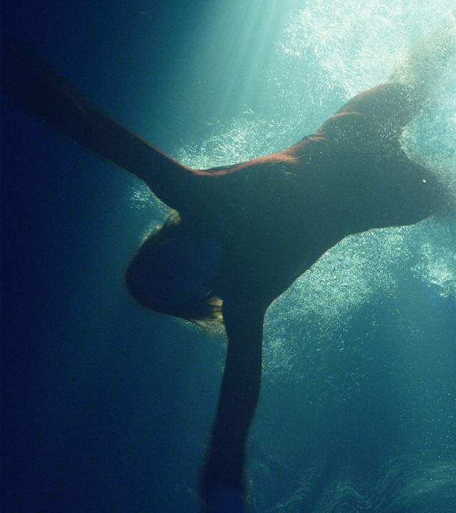 "Angriff aus der Tiefe": Siobhán (Hermione Corfield) schwimmt im Meer nach unten.