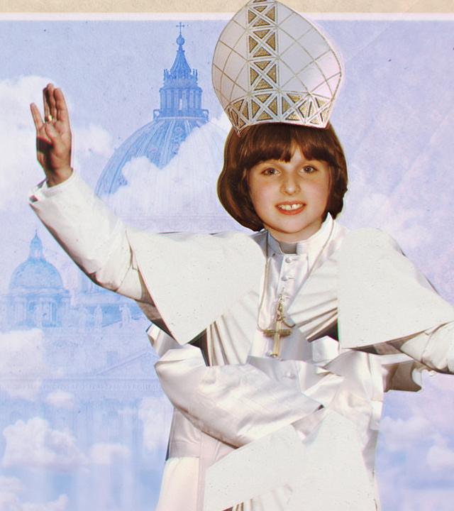  In einer Bildmontage schwebt ein etwa zehnjähriges Kind, Uli Decker, in weißer Papstrobe und mit päpstlicher Kopfbedeckung vor einem blauen Himmel und hat segnend die Hände ausbreitet.