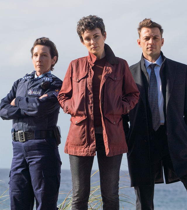 Auckland Detectives - Tödliche Bucht: Detective Senior Sergeant Jessica Savage (Kate Elliott), ihr Kollege Detective Sergeant Justin Harding (Ido Drent) und Senior Sergeant Denise Abernethy (Alison Bruce) in Nahaufnahme am Strand von Waiheke.