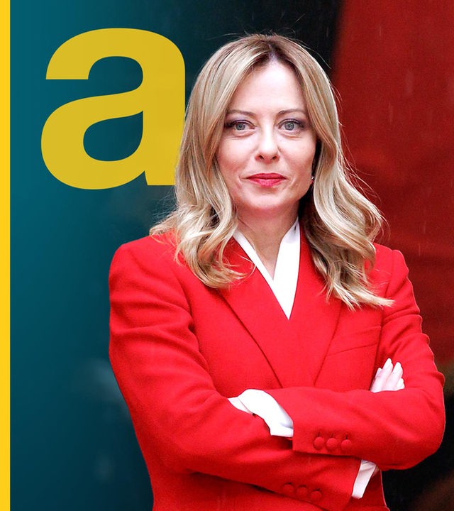  "auslandsjournal - die doku: Giorgia Meloni an der Macht": Montage: Giorgia Meloni steht mit verschränkten Armen im roten Blazer im Vordergrund und schaut nach vorne. Im Hintergrund liegt das Logo der Sendung.