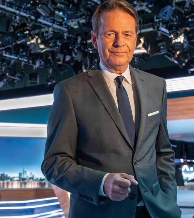 Moderator Rudi Cerne steht im Studio von "Aktenzeichen XY... Ungelöst"