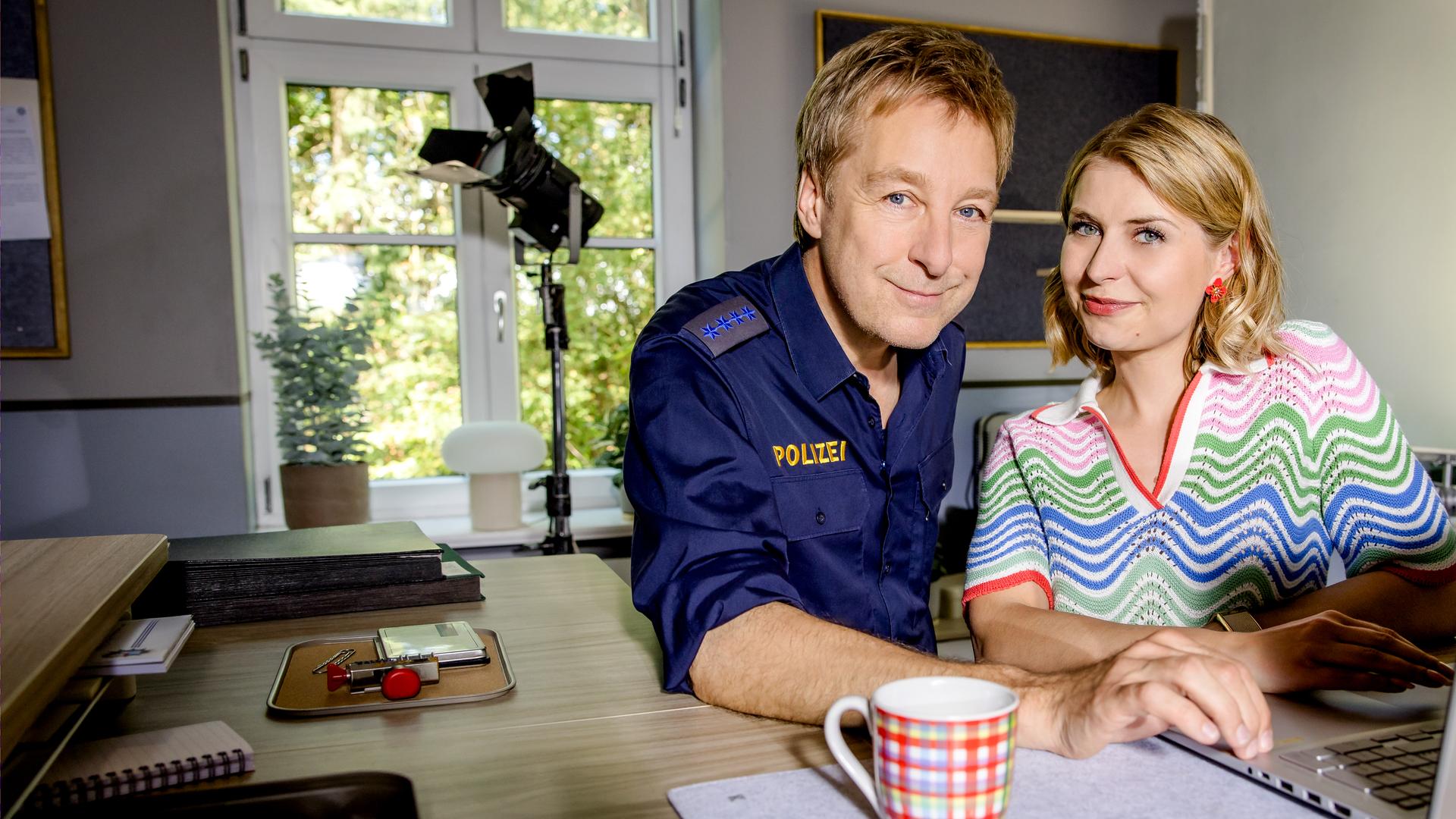 Der Schauspieler Max Müller und die Schauspielerin Sarah Thonig geben Einblicke hinter die Kulissen der "Rosenheim Cops".