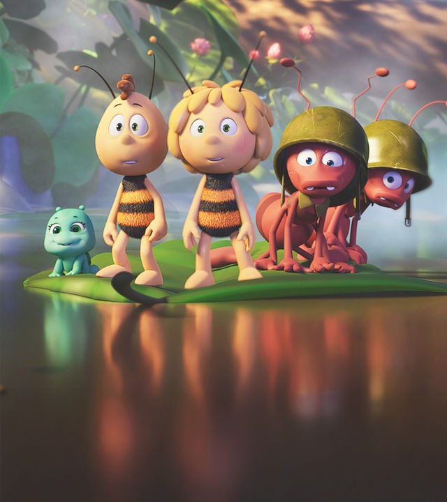 Vor dem Hintergrund eines lichtdurchfluteten Dschungels liegt ein spiegelglatter See. Auf ihm treibt ein grünes Blatt. Auf dem Blatt krabbelt Baby Smoosh, daneben stehen Willie und Maja. Neben ihr knien Eddy und Freddy, die beiden Ameisensoldaten mit ihren Stahlhelmen auf dem Kopf. Alle Fünf schauen ebenso staunend wie freudig überrascht in die Ferne.