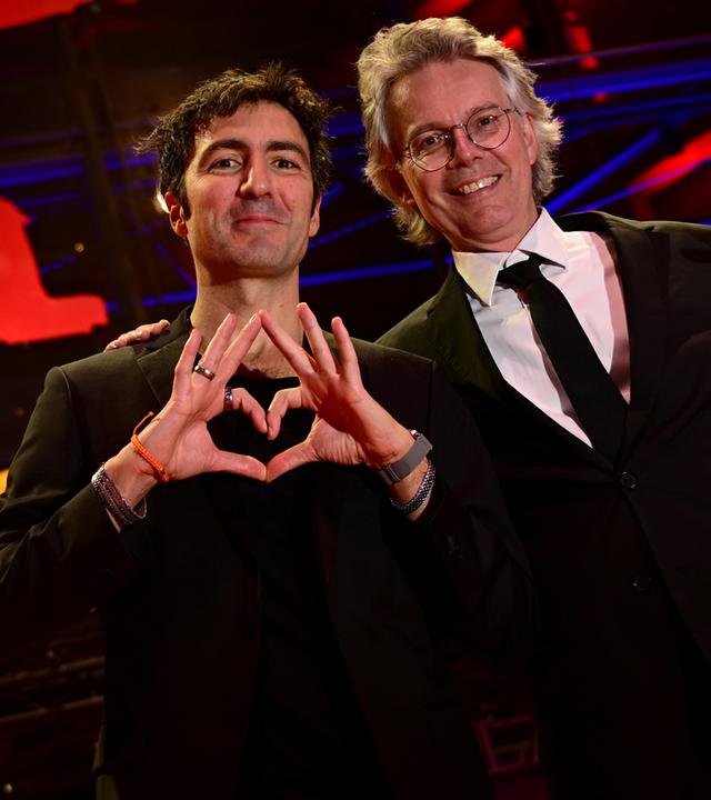 Ilker Çatak mit Ingo Fliess nach der Preisverleihung bei der Abschlussgala im Berlinale Palast.