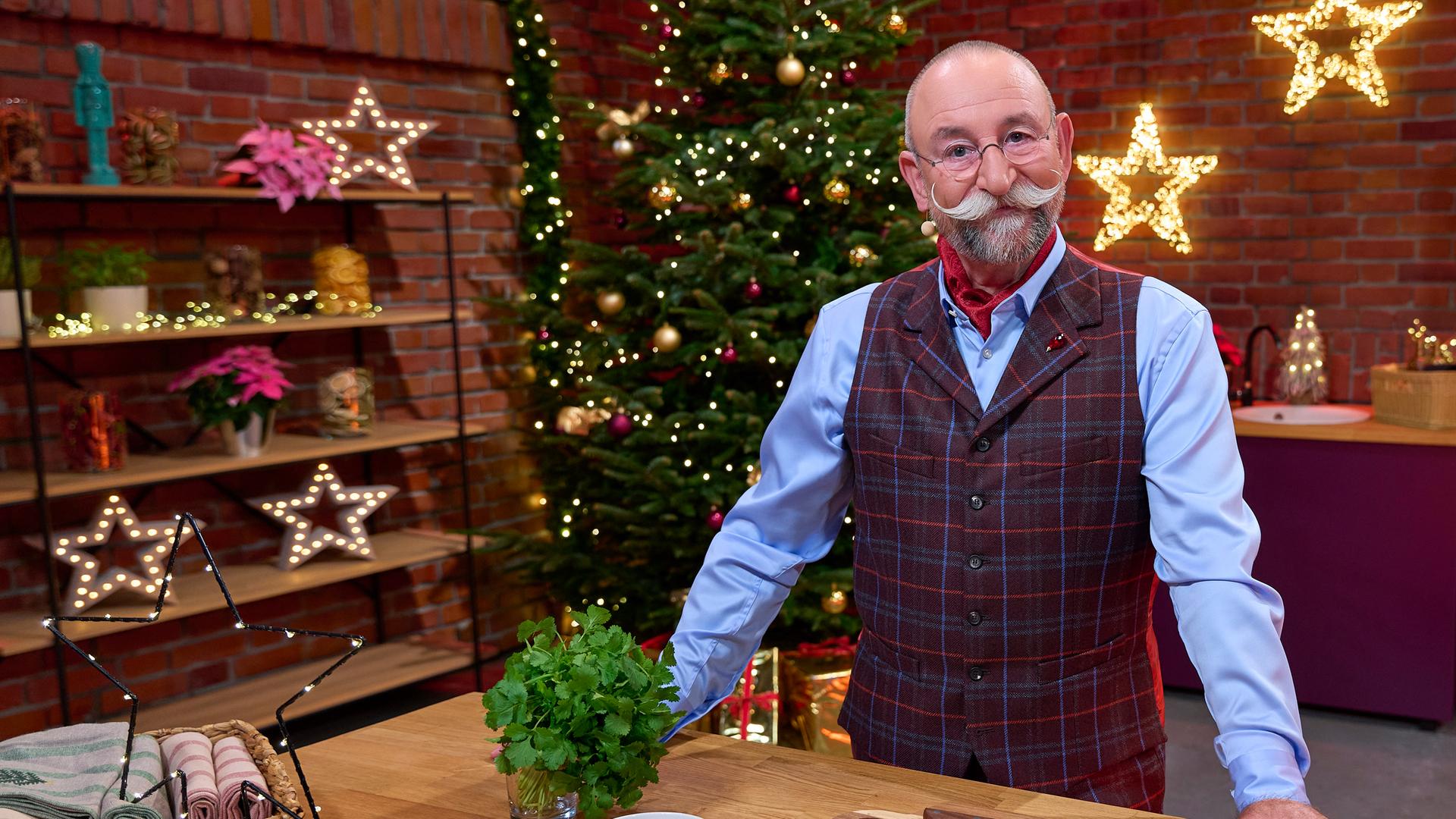 "Der "Bares für Rares"-Weihnachtsabend - Horst Lichter steht im weihnachtlich geschmückten Händlerraum und lächelt in die Kamera.