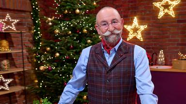 "Der "Bares für Rares"-Weihnachtsabend - Horst Lichter steht im weihnachtlich geschmückten Händlerraum und lächelt in die Kamera.