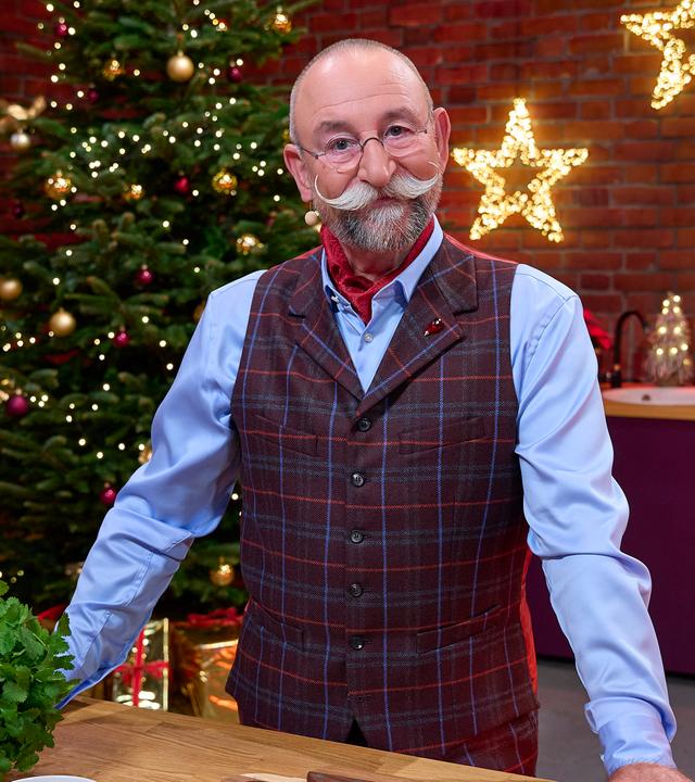 "Der "Bares für Rares"-Weihnachtsabend - Horst Lichter steht im weihnachtlich geschmückten Händlerraum und lächelt in die Kamera.