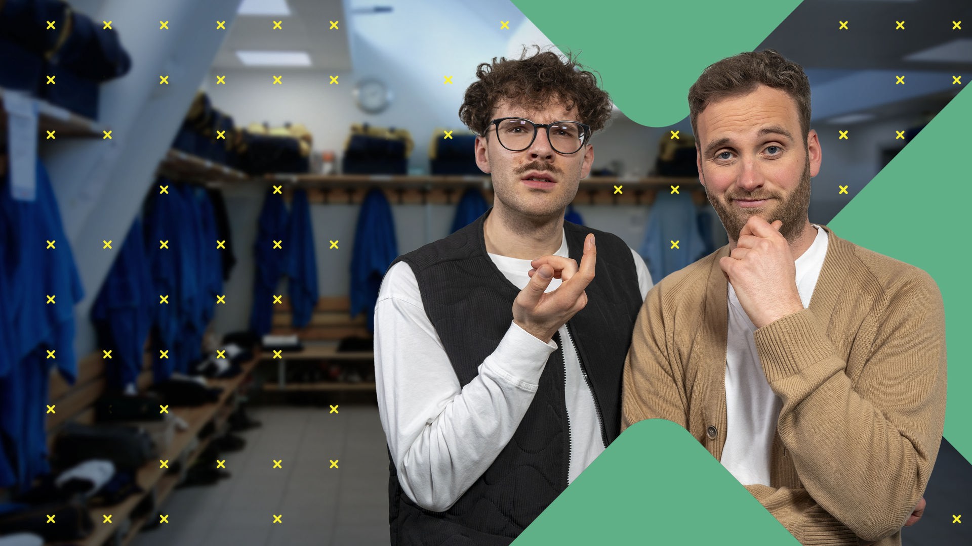 Dr. Leon Windscheid steht im Vordergrund und blickt nachdenklich in die Kamera. Neben ihm steht Max und gestikuliert. Im Hintergrund ist ein heller Raum mit Pflanzen und Möbeln zu sehen.