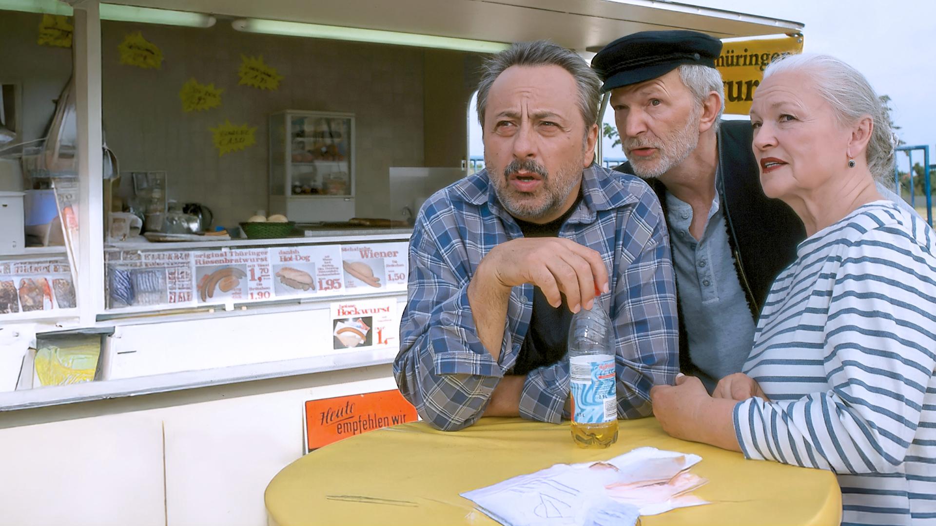  Stolze (Wolfgang Stumph, li.) mit Freund Manni (Michael Gwisdek.) und dessen Freundin Hethe (Eva-Maria Hagen)