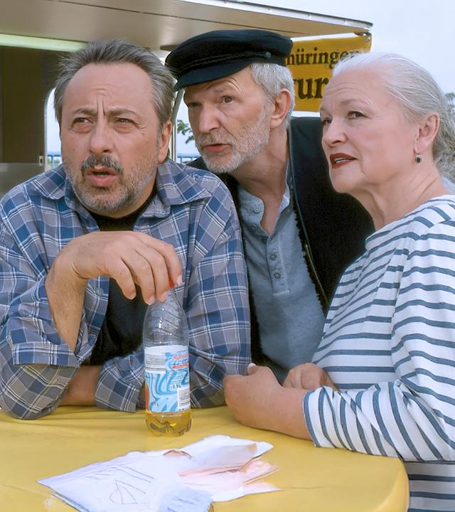  Stolze (Wolfgang Stumph, li.) mit Freund Manni (Michael Gwisdek.) und dessen Freundin Hethe (Eva-Maria Hagen)