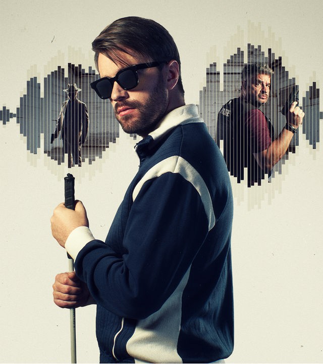 Der blinde Roman Mertens (Bart Kelchtermans) schaut mit dunkler Sonnenbrille in die Kamera. Er hält mit beiden Händen einen Blindenstock vor seiner Brust. Im Hintergrund sieht man innerhalb eines Audio-Diagramms einen Gauner und einen Polizisten. Beide haben eine Pistole in der Hand. 