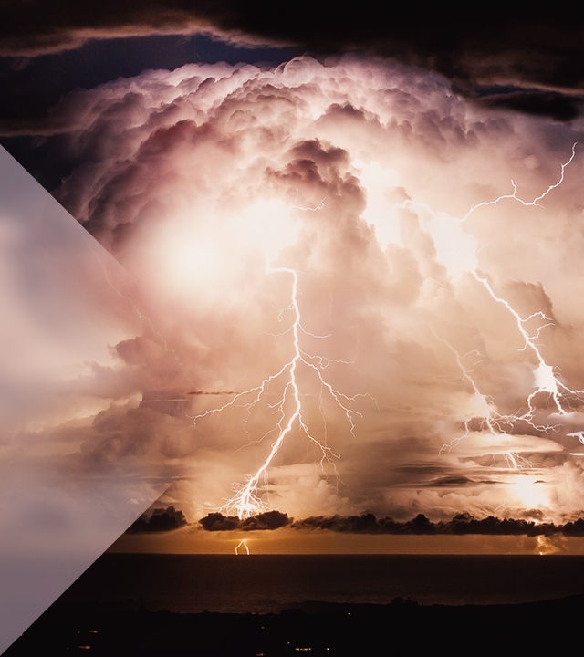 Blitzschlag mit Gewitterhimmel