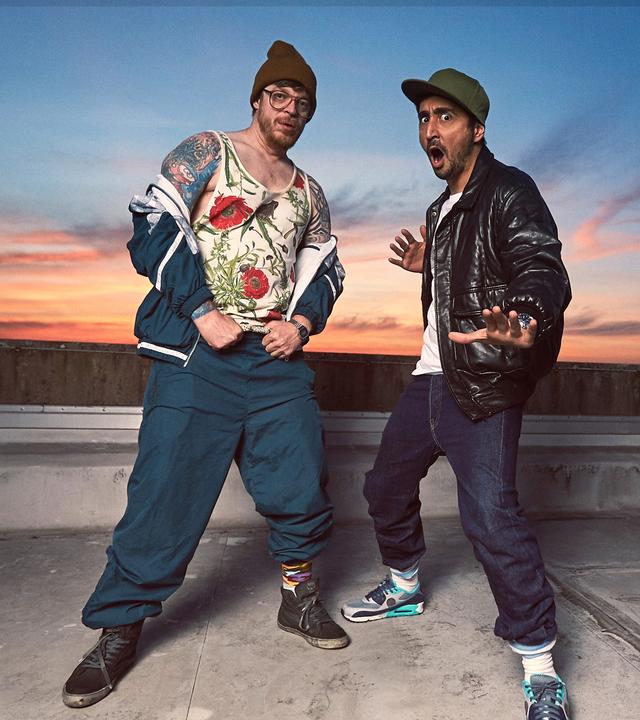Hardy (Sascha Reimann/Ferris MC) und Sol (Eko Fresh) stehen auf dem Hausdach eines Kölner Wohnblocks und posen.