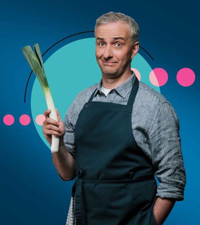 Jan Böhmermann steht mit einer Stange Lauch in der Hand in der Sendung "Böhmi brutzelt".