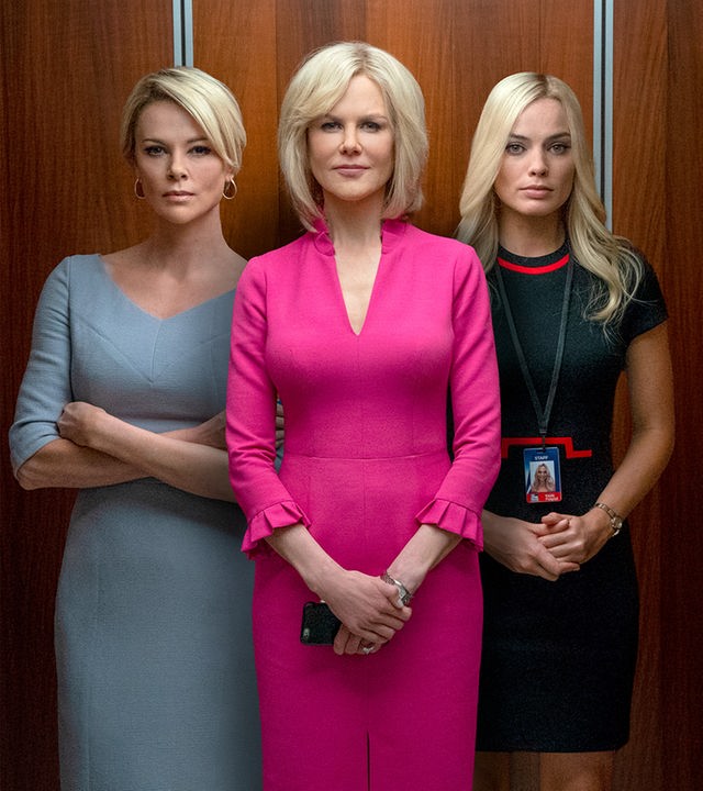 Gretchen Carlson (Nicole Kidman), Megyn Kelly (Charlize Theron) und Kayla Pospisil (Margot Robbie) stehen nebeneinander in einem offenen Fahrstuhl und blicken den Betrachter an. Gretchen Carlson trägt ein auffälliges, pinkfarbenes Kleid.