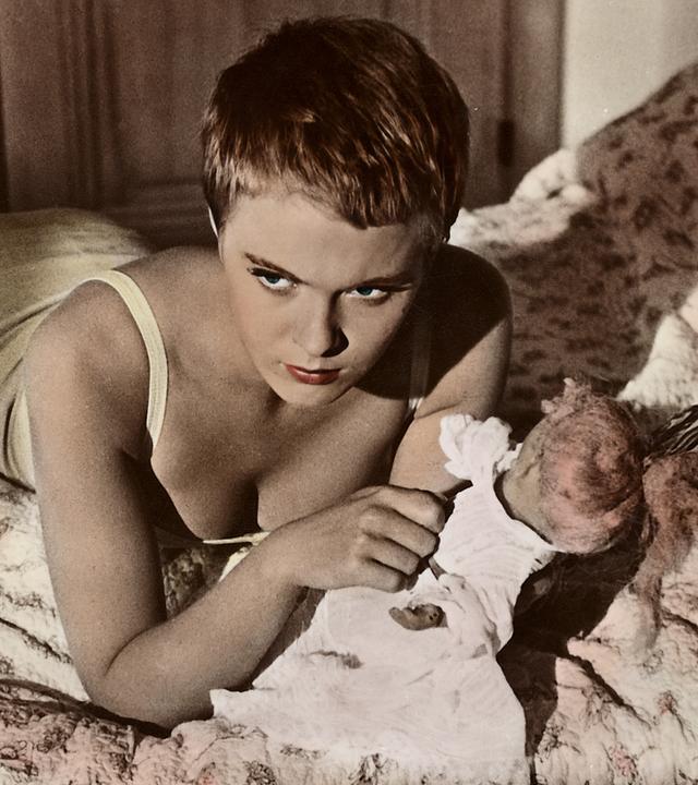 Cécile (Jean Seberg) verbringt mit ihrem Vater (David Niven, nicht im Bild) den Sommerr wie jedes Jahr an der Riviera. 