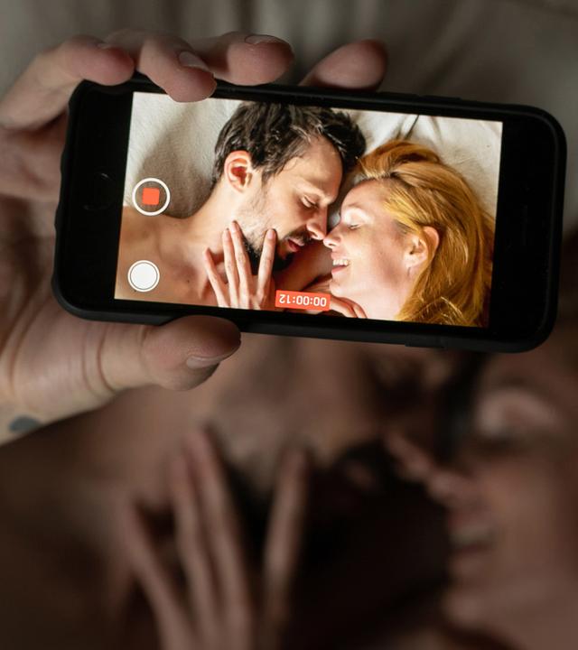 Petr (Matyás Reznícek) und Hana (Hana Vagnerová) genießen ihren Sex - und dennoch vermissen sie etwas dabei.