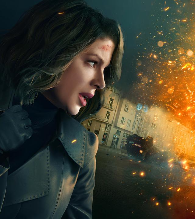 Montage: Im Hintergrund steht eine Reihe mehrstöckiger Häuser in der Dunkelheit, an der Seite davor sprühen die hellen Funken eines explodierenden Autos; davor liegt die Porträtaufnahme von Avery Graves (Kate Beckinsale), die zur Seite schaut und die an der Stirn verletzt ist. 