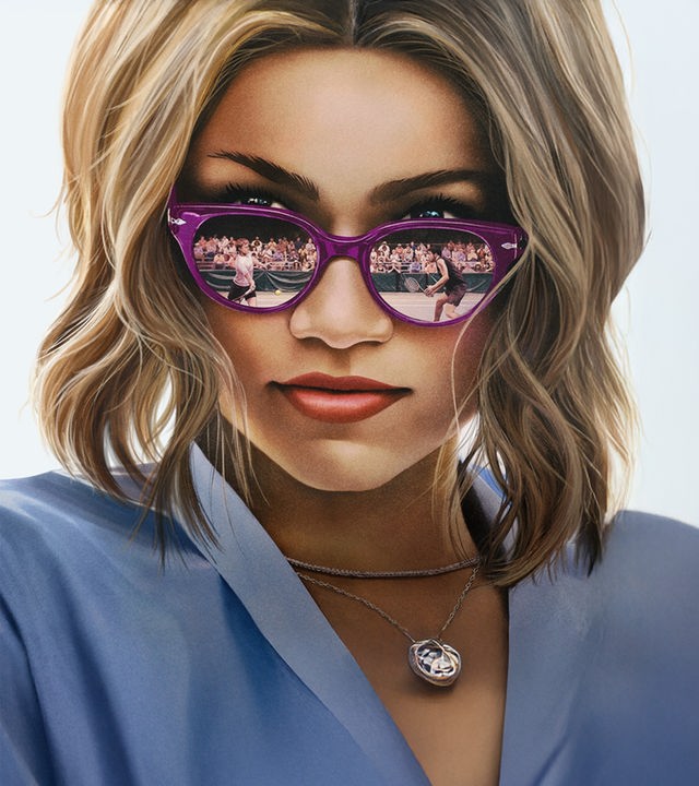"Challengers - Rivalen": Plakatmotiv, Nahaufnahme: Tashi (Zendaya) steht vor weißem Hintergrund mit lilafarbener Sonnenbrille, in deren Gläser sich Art (Mike Faist) und Patrick (Josh O'Connor) bei einem Tennisduell spiegeln.