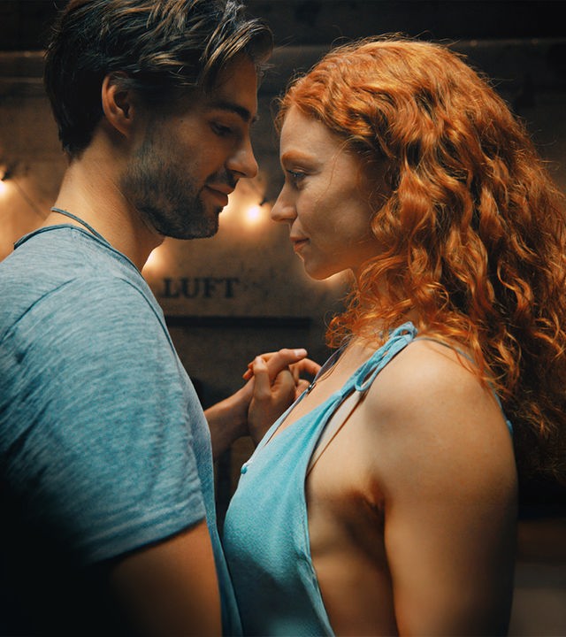 Cleo (Marleen Lohse) und Paul (Jeremy Mockridge) tanzen eng umschlungen