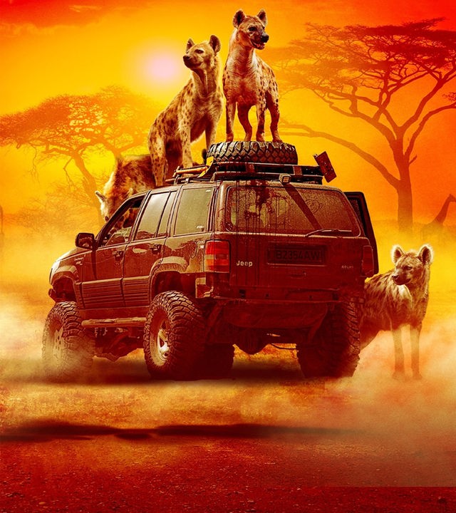 Plakatmotiv mit einem Jeep, auf dessen Dach Hyänen stehen, vor dem Hintergrund der afrikanischen Savanne mit zwei Giraffen.