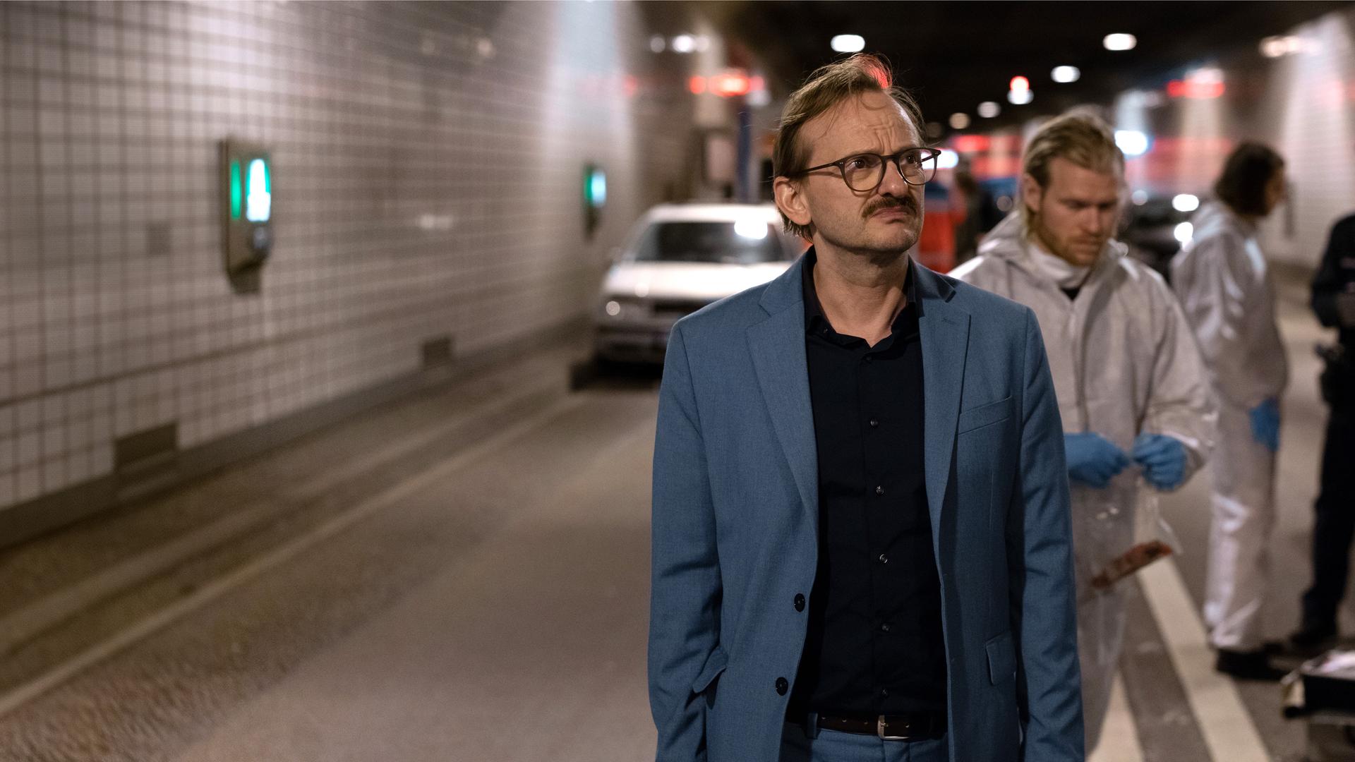 Im Elbtunnel. Adam Danowski (Milan Peschel) steht vor Huber (Lennart Lemster) von der Spurensicherung und sieht sich im Tunnel den Tatort an.